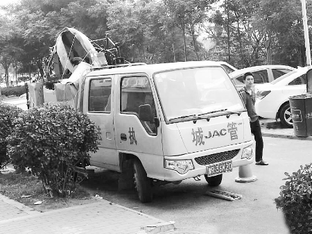 南阳牌照“城管车”在郑州搬家 调查为私人车