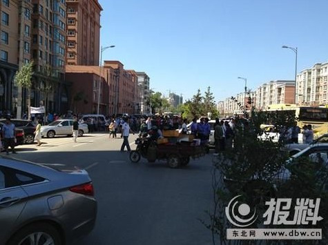 哈尔滨翡翠城小区业主堵路维权